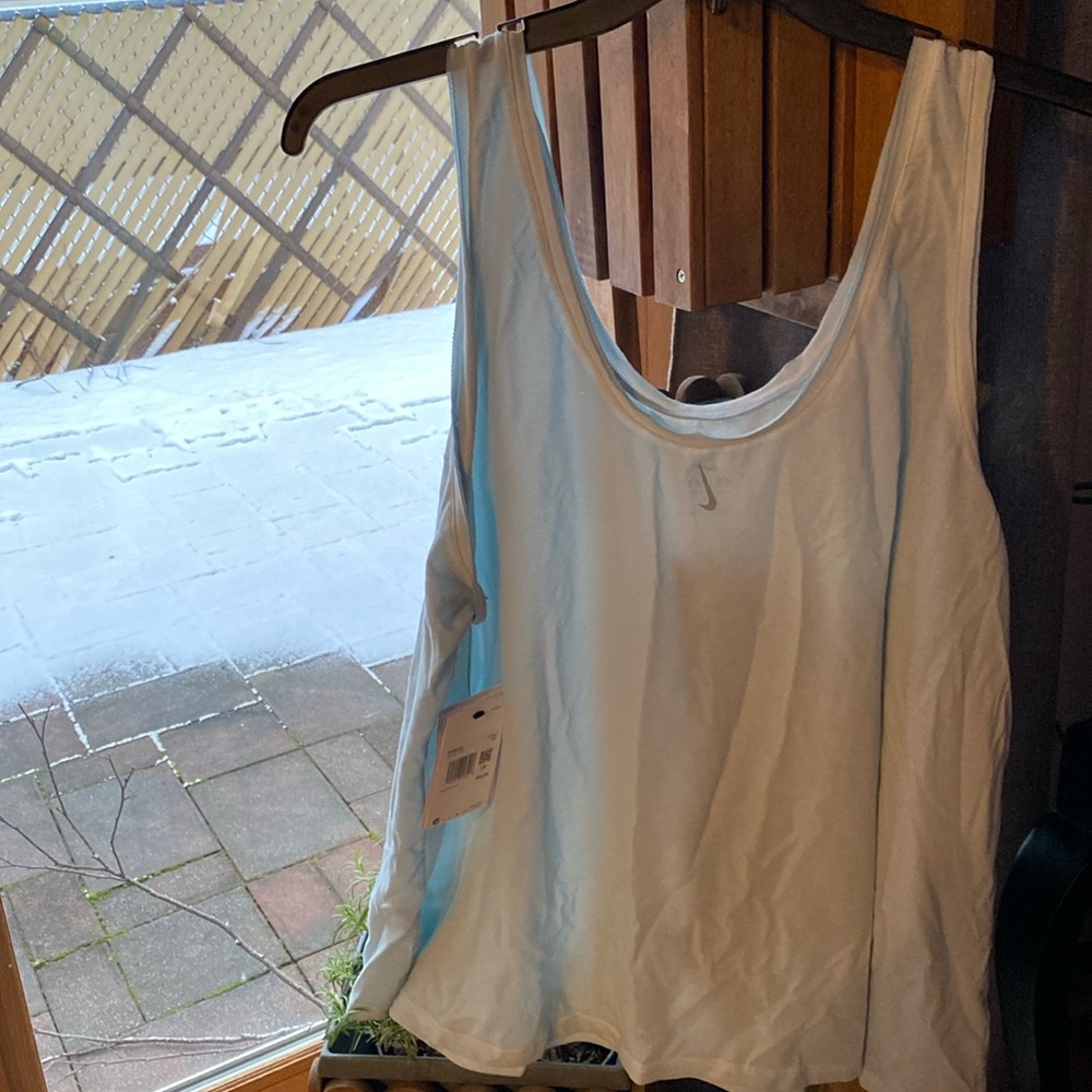 New with tags Nike performance women’s sleeveless top